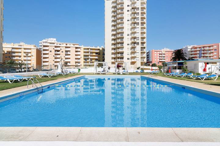 Apartamento entero, Apto. 'Camões Vista Mar 10 D', frente a la playa, Wi-Fi, aire acondicionado y piscina in Armação de Pêra (costa), Armação de Pera