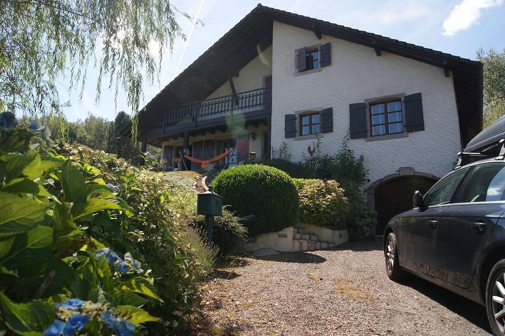 Spacieuse maison de style chalet, tout confort, Wifi, barbecue, grand jardin, jusqu'à 11 personnes in Ramonchamp, Région d'Épinal