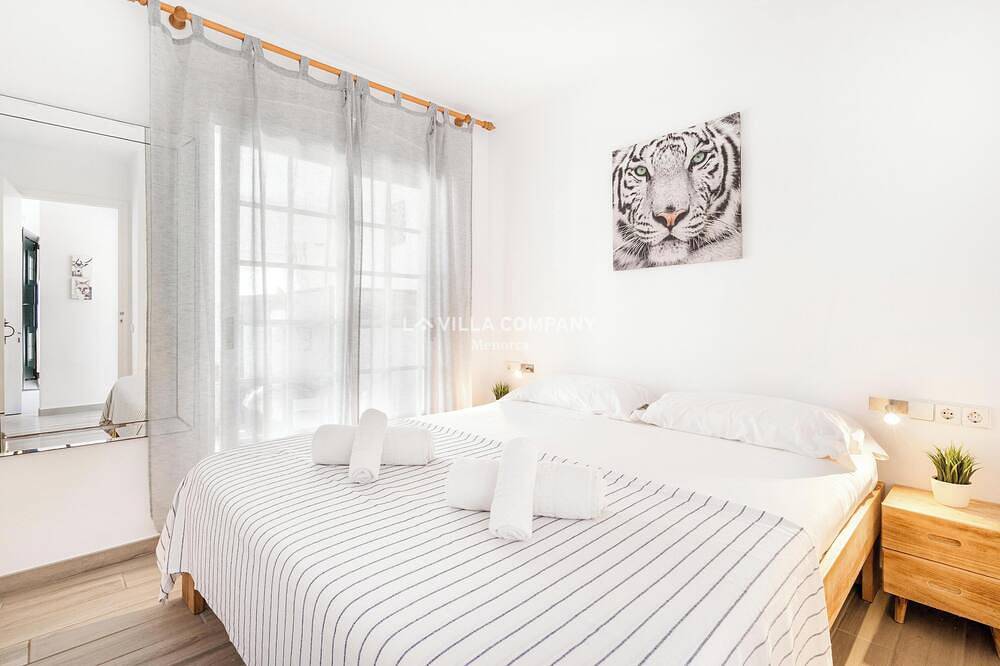 Entire apartment, Charming Duplex with Sea Views, 2 Bedrooms + 3 Bathrooms, 3 Minutes to Beach in Arenal d'en Castell, Es Mercadal