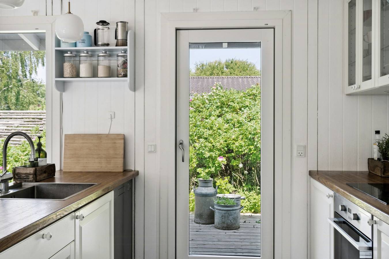 Familier samles til strandturer i Tisvilde Hegn in Vejby Strand, Vejby