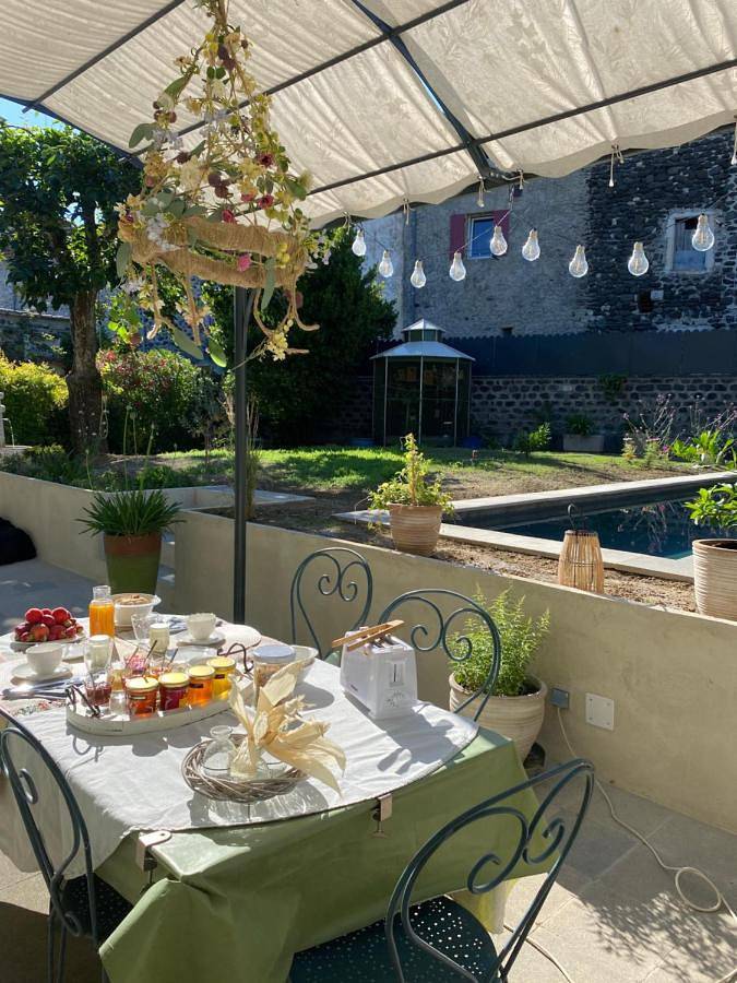 Location de vacances pour 2 personnes, avec vue ainsi que piscine et jardin à Alba-la-Romaine - 3