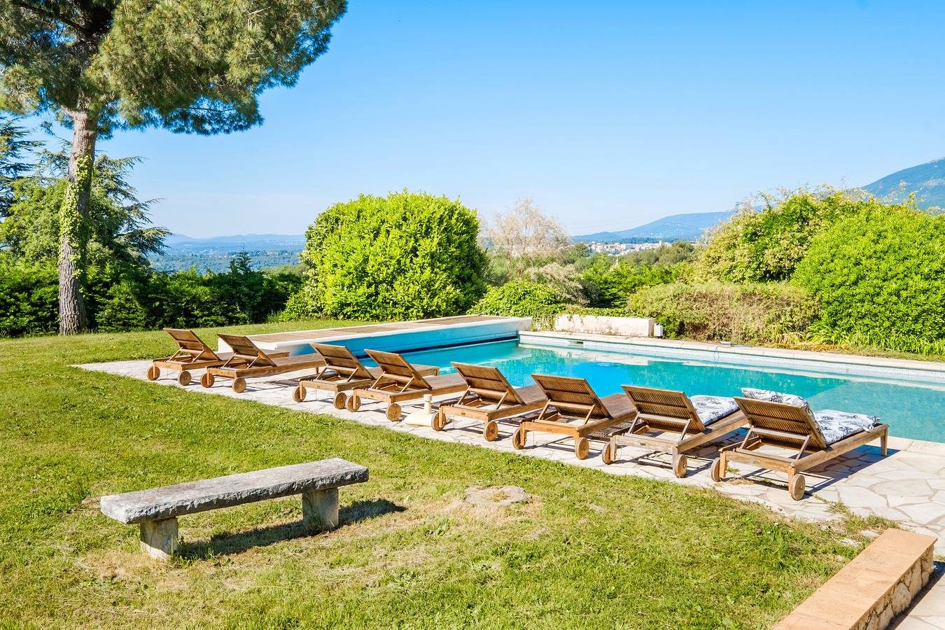 Apartamento entero, Apartamento en el magnífico Mas des Serens con vistas a la montaña, Wi-Fi y aire acondicionado. in La Gaude, Region de Cannes