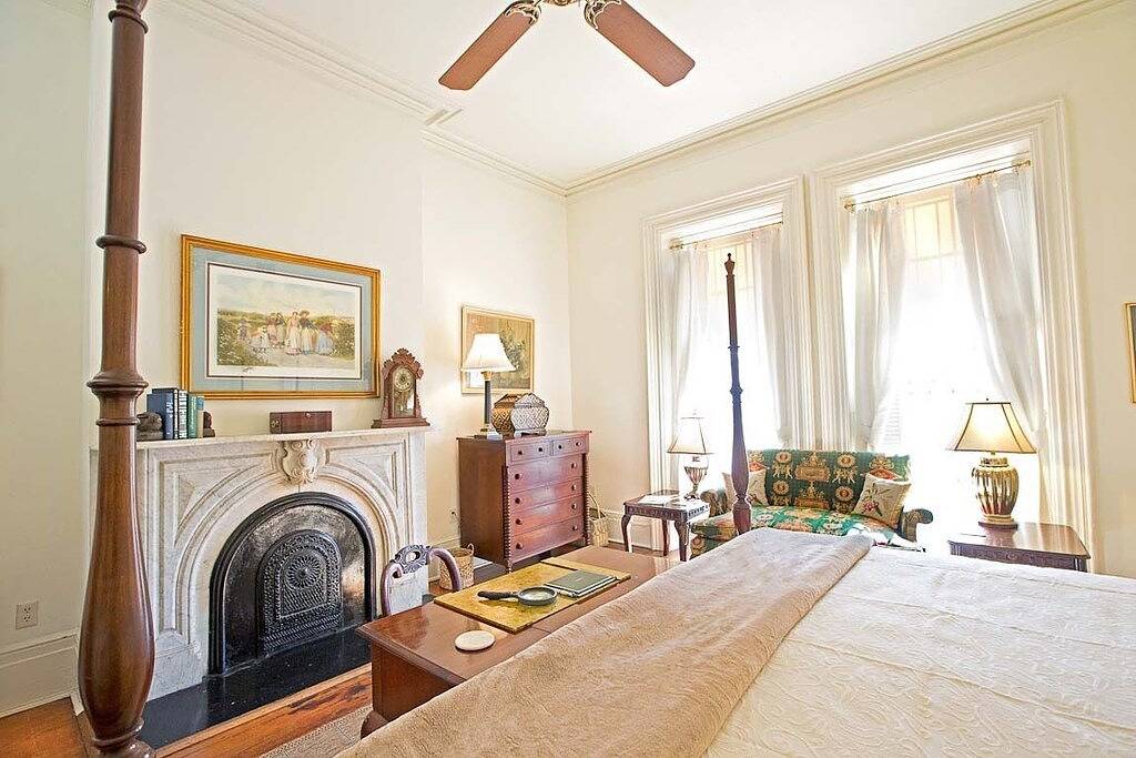 Ganze Wohnung, Bleib bei Lucky Savannah: Home über Mrs. Wilkes Restaurant mit einem Kingsize-Bett in Savannah, Chatham County