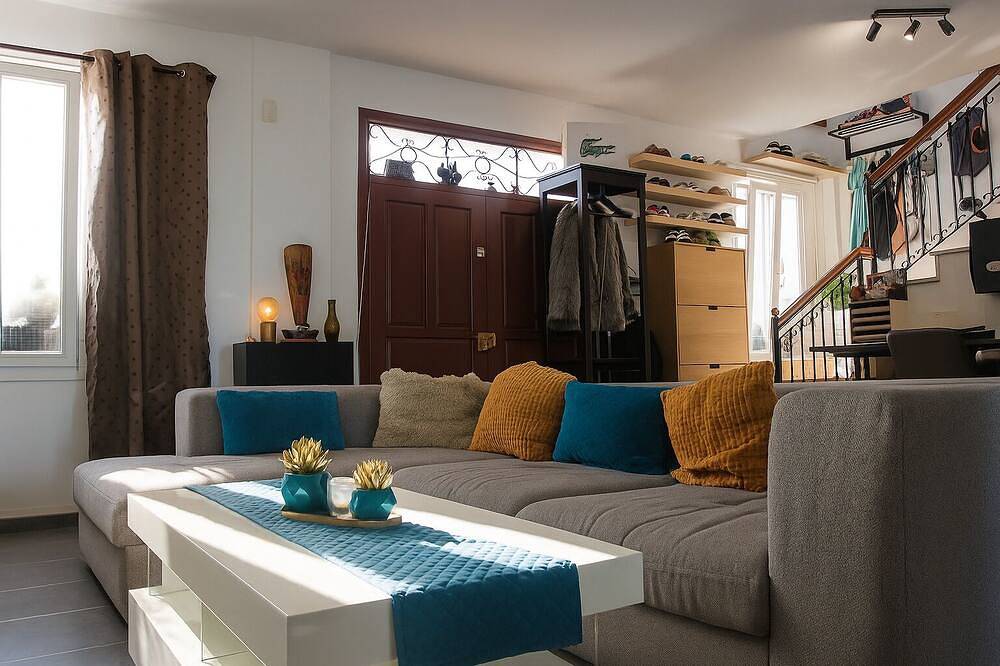 Modern room with sea view in Villa private pool fitness room in Oroklini in Distrito de Larnaca