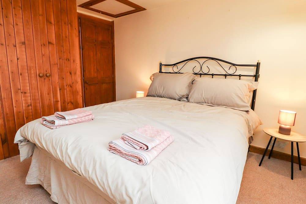 Rivendell, pet friendly, character holiday cottage in Holmfirth in Holmfirth, West Yorkshire