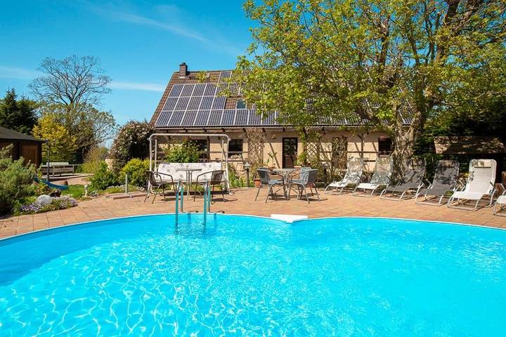 Ferienwohnung für 8 Personen, mit Terrasse und Garten sowie Pool und Ausblick in Parchtitz