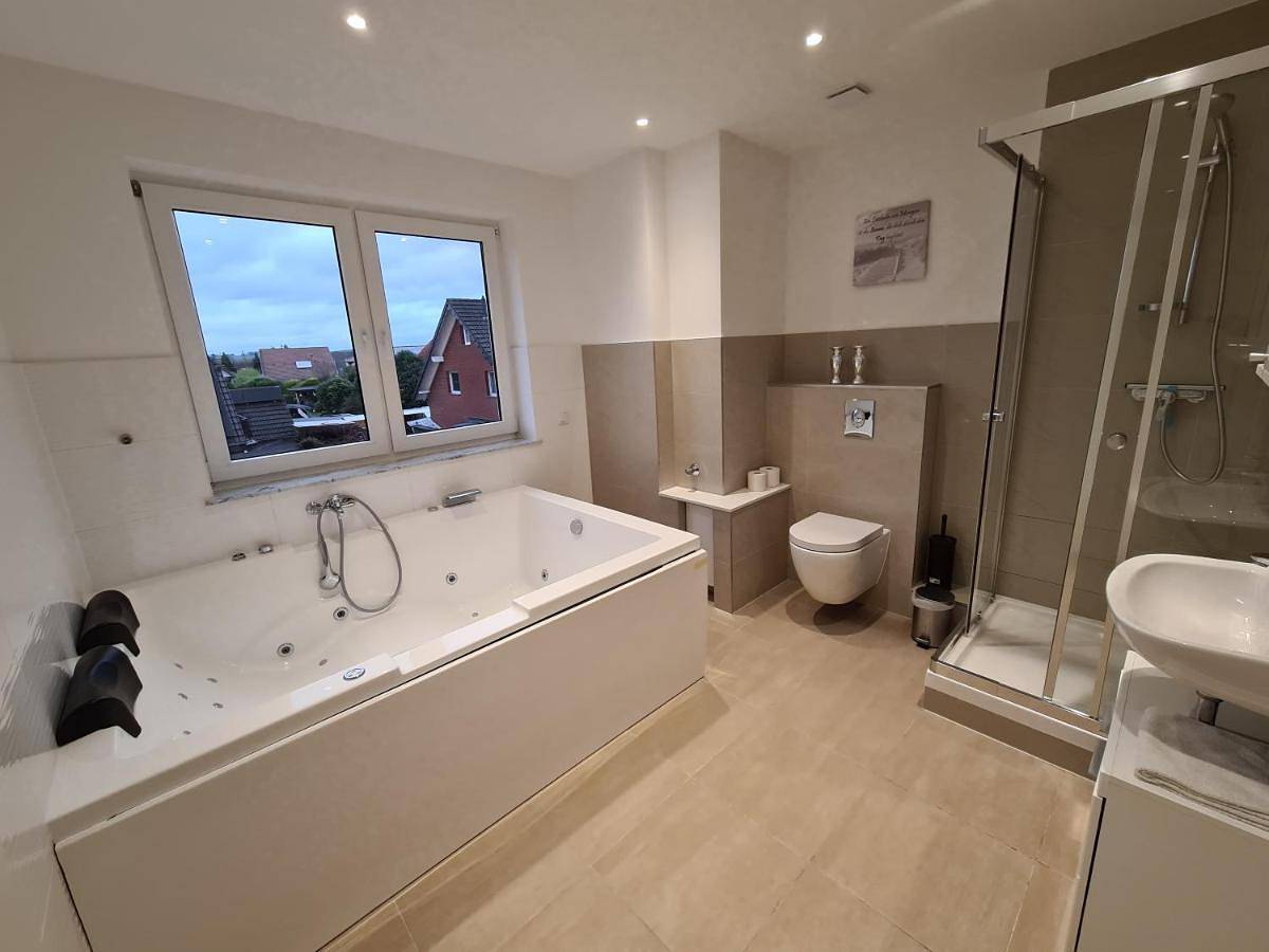 Ganze Wohnung, Ferienwohnung mit Jacuzzi Nähe Flughafen Köln Bonn in Troisdorf, Rhein-Sieg-Kreis
