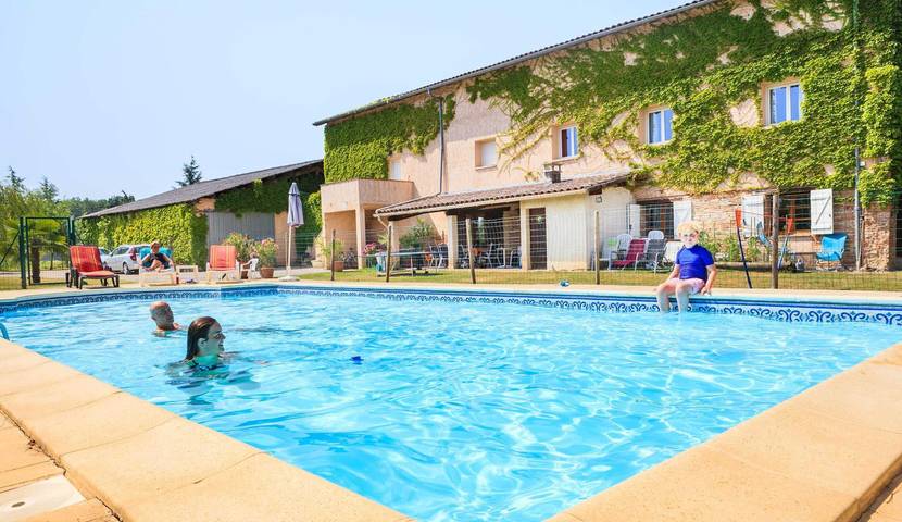 Gîte pour 6 personnes, avec jardin ainsi que terrasse et piscine à Parisot