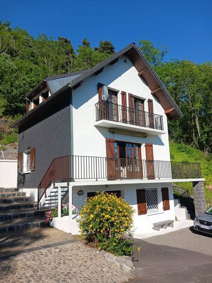 Gîte pour 6 personnes, avec terrasse à Chambon-sur-Lac - 4