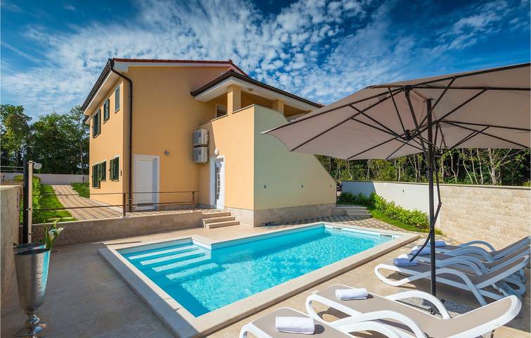 Amplio apartamento de 2 dormitorios con piscina, cerca de la playa de Havajka in Banjole, Costa sur de Istria
