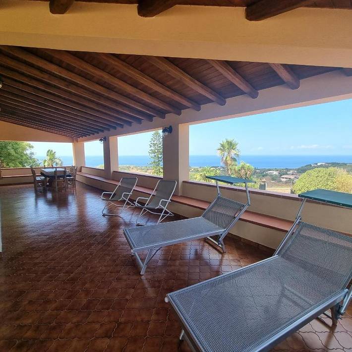 Appartamento per 6 persone, con panorama e giardino, adatto a famiglie con bambini a Ustica