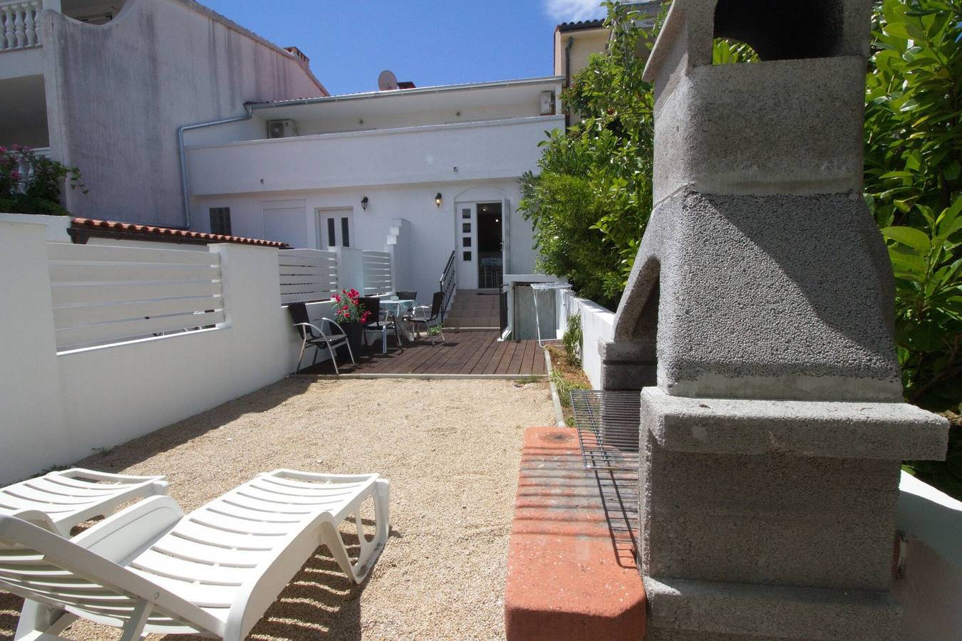 Ganze Wohnung, Apartment Fantov Nr. 1 – mit Terrasse und Grill, 250 m vom Strand entfernt in Zarok, Baska