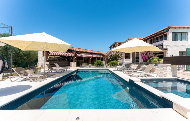 Villa pour 10 personnes, avec Balcon et Jacuzzi ainsi que Terrasse et Sauna dans Vir - 2
