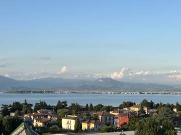 Gîte pour 2 personnes, avec vue sur le lac ainsi que vue et terrasse à Padenghe sul Garda