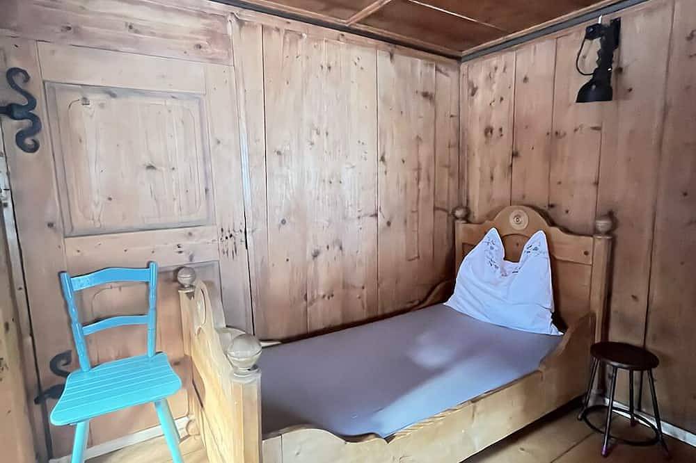 Komplettes Bauernhaus in Bergdorf, Tirol, Zugspitz Arena, Berwang, Skigebiet in Lechtaler Alpen, Außerfern
