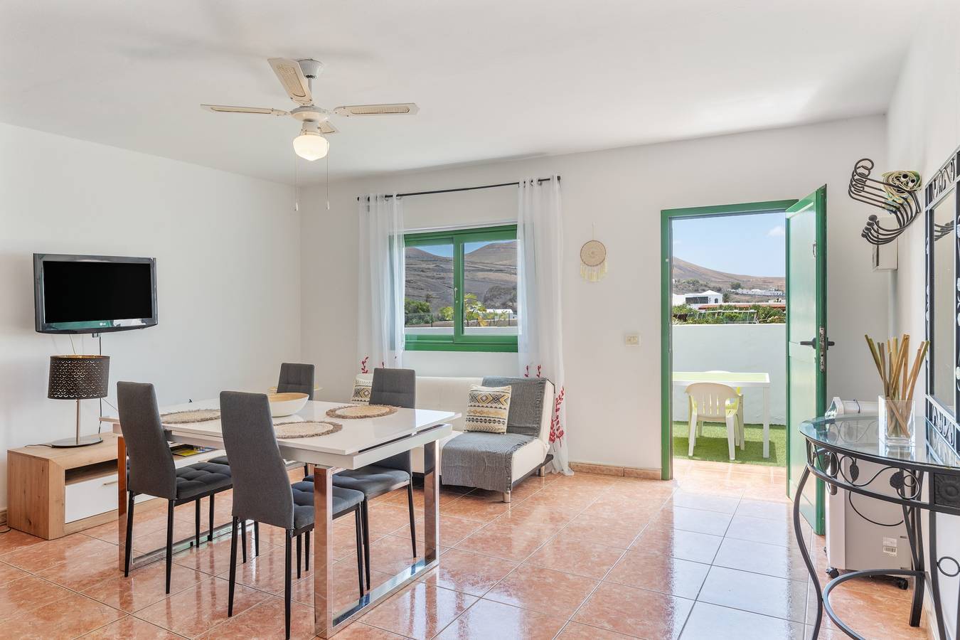 Entire apartment, Vacation 'La Dehesa' with Mountain View and Wi-Fi in Uga, Yaiza