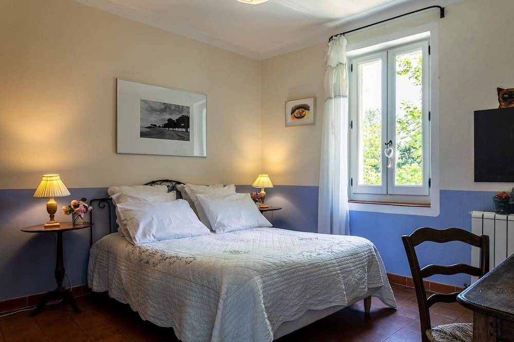 Splendid Mas Provençal 10 p countryside private garden swimming-pool playground in Grans, Region de Aix-en-Provence