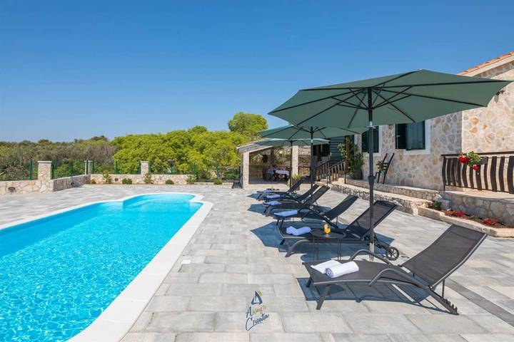 Villa für 6 Personen, mit Balkon und Terrasse sowie Garten und Pool in Rogoznica