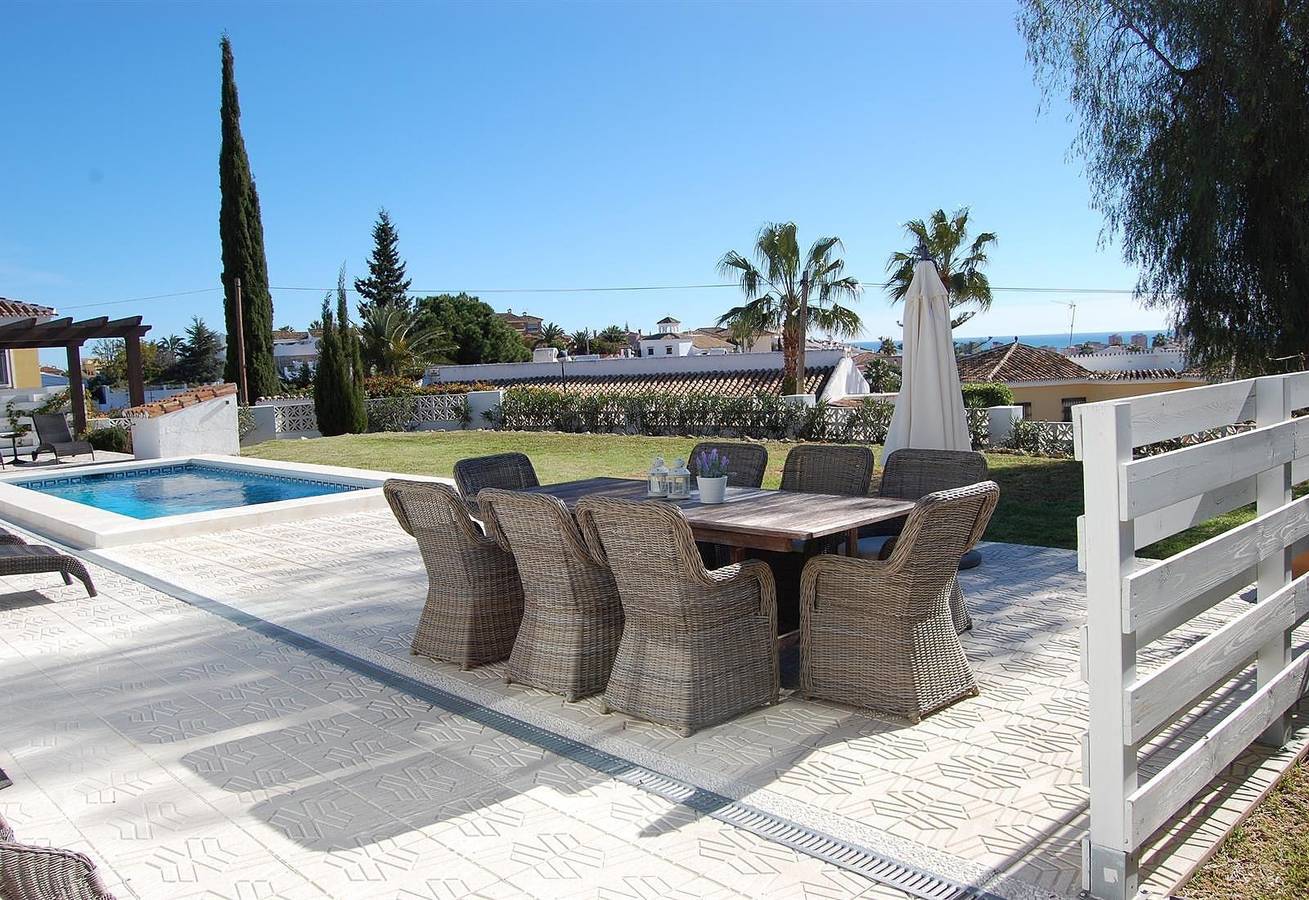 'Fantastic Renovated Villa Annex' with Terrace, Pool & Wi-Fi in Mijas Costa, Mijas