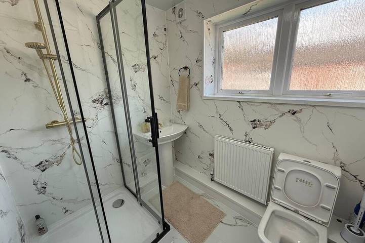 “Large Newcastle Home for 8– 4 guest Bedrooms, 5 Beds in Newcastle upon Tyne, Tyne and Wear
