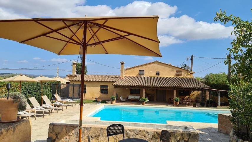 Location de vacances pour 12 personnes, avec jardin ainsi que jacuzzi et piscine dans San Martin Sarroca