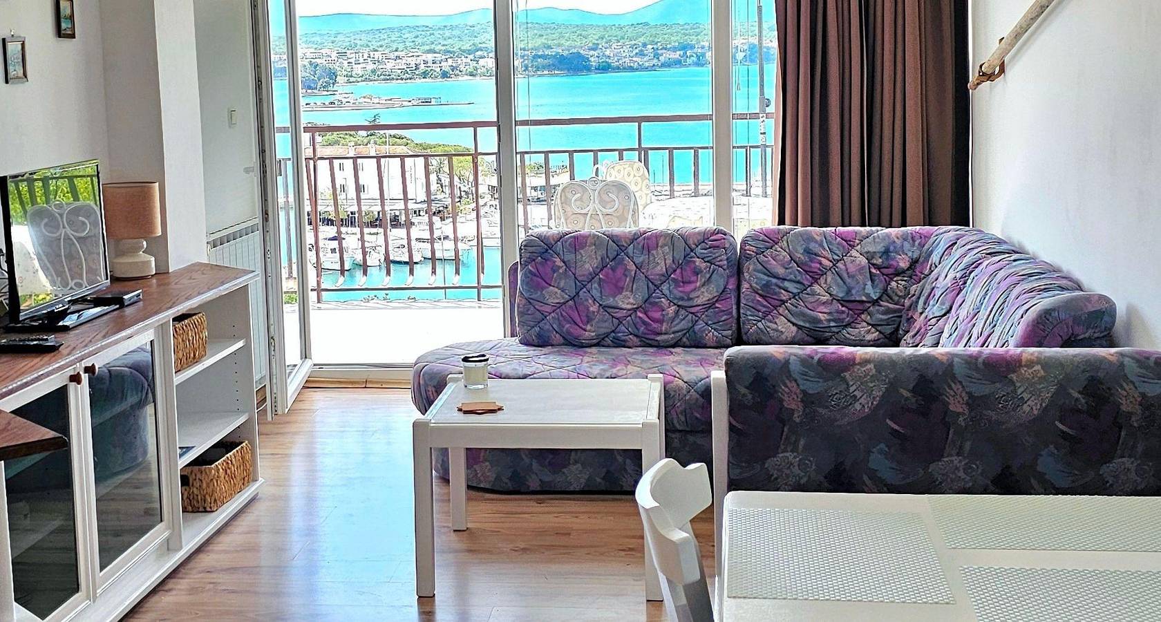 Ganze Ferienwohnung, Geräumige Wohnung mit Panoramablick auf das Meer in der Nähe des Meeres in Malinska, Krk