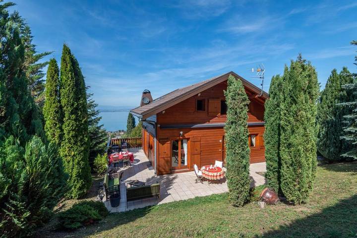 Chalet pour 8 personnes, avec Balcon et Terrasse ainsi que Jardin et Sauna