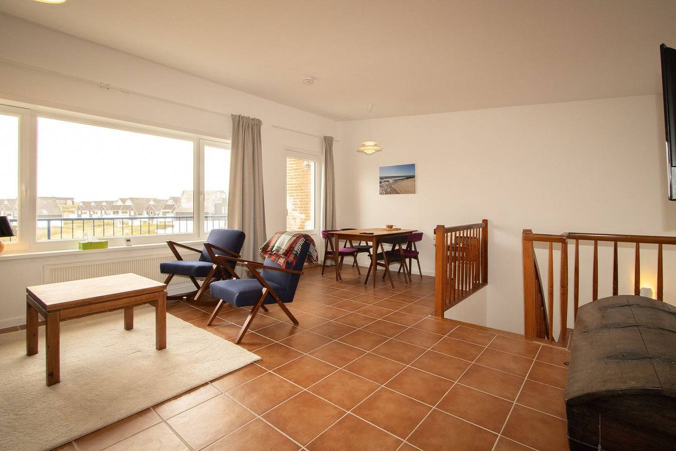 Ganze Wohnung, Haus Süderoog in Hörnum bietet auf 80 m² Platz für bis zu 4 Personen mit 2 Schlafzimmern und 1 Badezimmer. Eine Küche mit Spülmaschine, Backofen und Wlan steht bereit. Balkon und Terrasse laden zum Entspannen ein. Privatparkplatz für 1 Auto ist vorhanden und kostenlos; ein Auto ist nicht notwendig. Nichtraucherfreundlich, mit Waschmaschine zur Eigennutzung. in Hörnum, Sylt