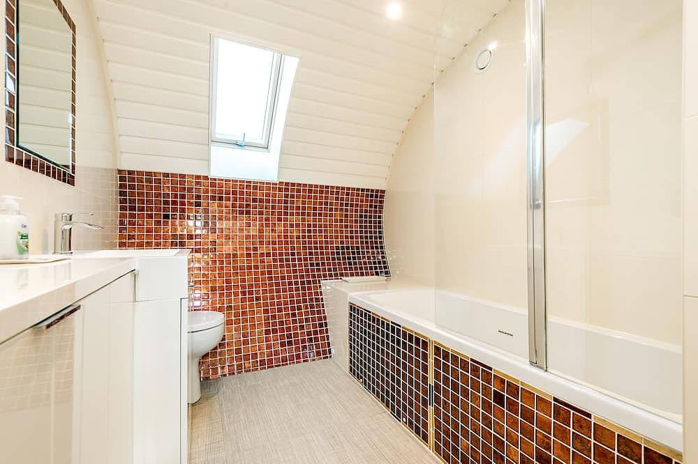 Bumble Barn Eco House in Elmsted, Kent