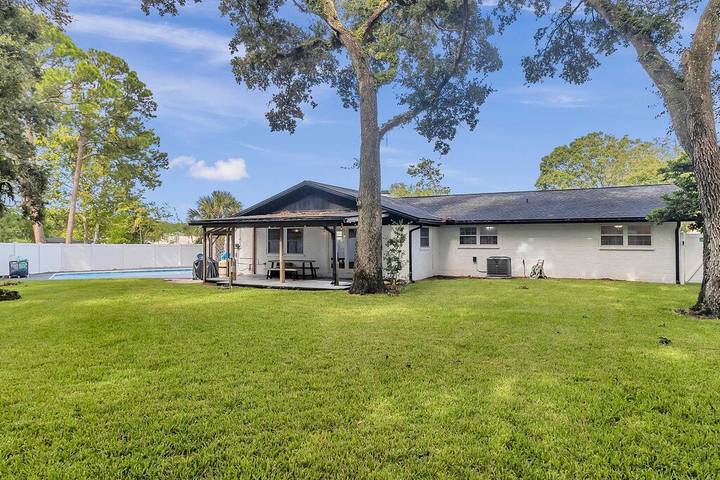 Vacation rental for 10 people, with balcony and yard as well as pool in Jacksonville Beach