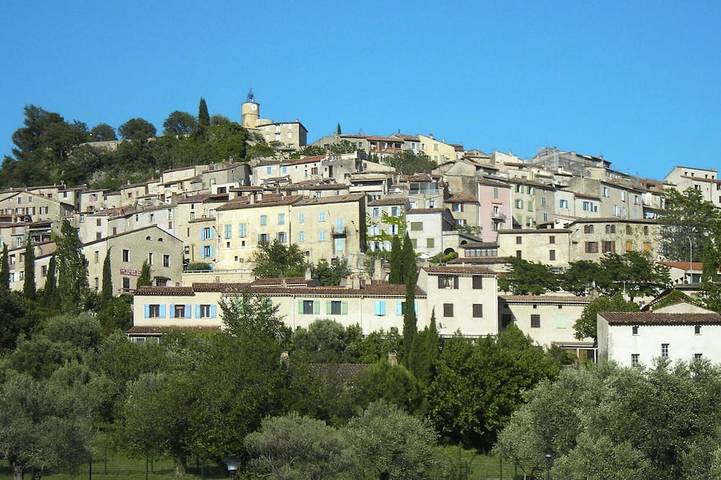 Location de vacances pour 10 personnes, avec balcon/terrasse ainsi que piscine et terrasse, animaux acceptés dans Domaine de Fayence