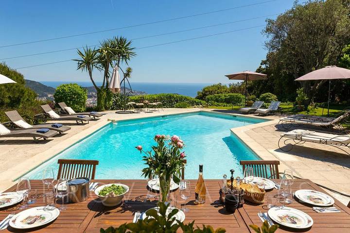 Location de vacances pour 10 personnes, avec balcon/terrasse et piscine, animaux acceptés à Falicon