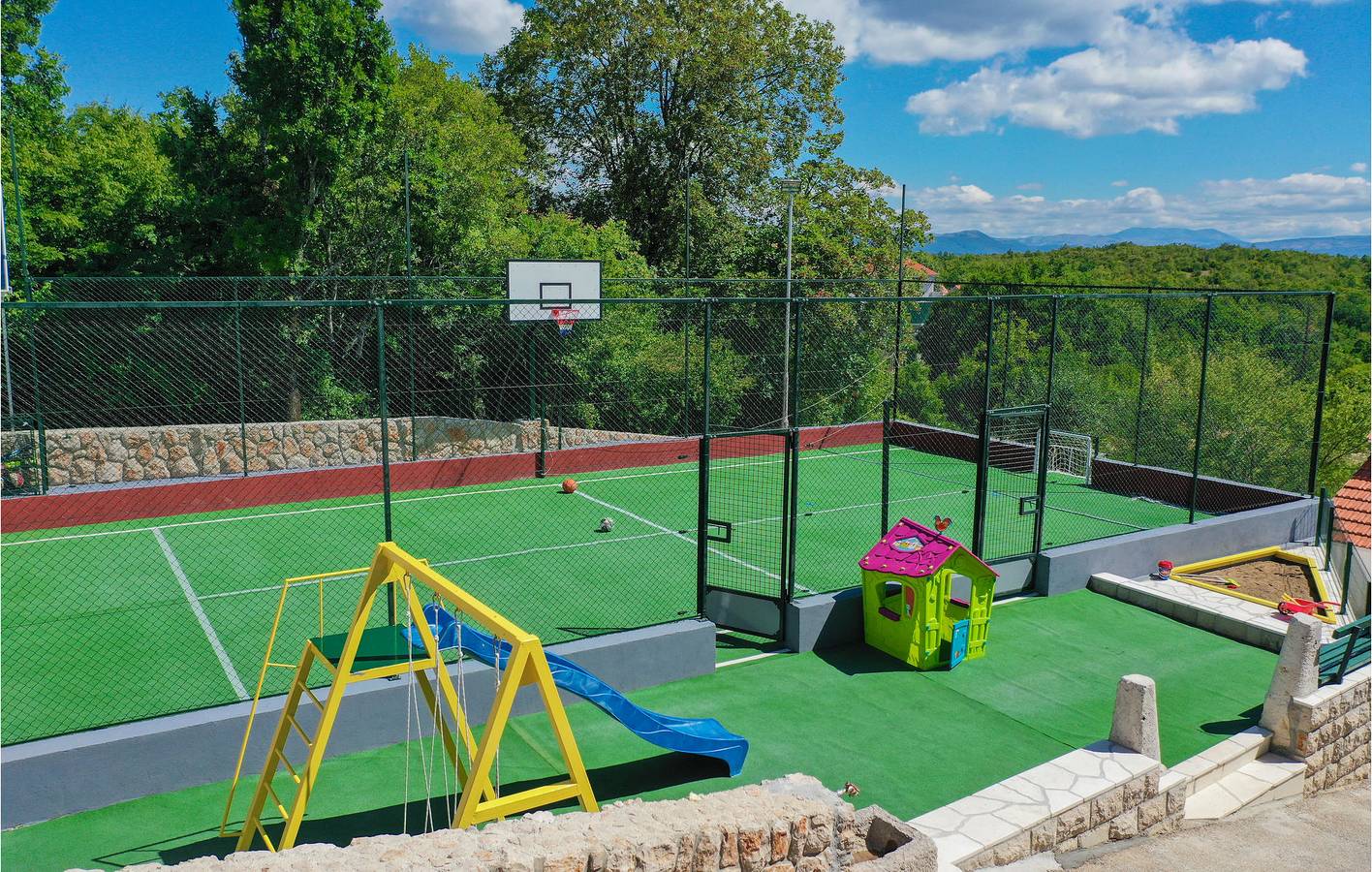 Geräumige 2-Zimmer-Wohnung mit Pool, WLAN, Terrasse und Parkplatz in Makarska Riviera