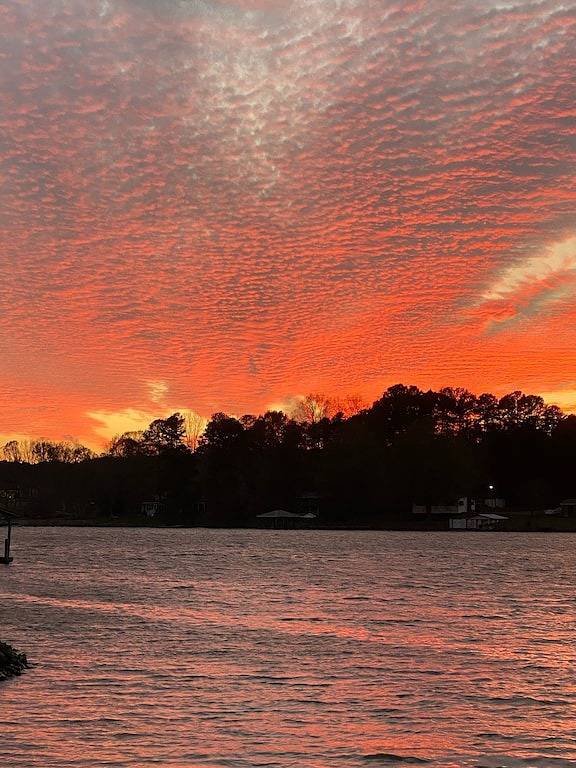 Lakefront Cottage mit großem Pier und 300 'von Waterfront. in Lake Norman