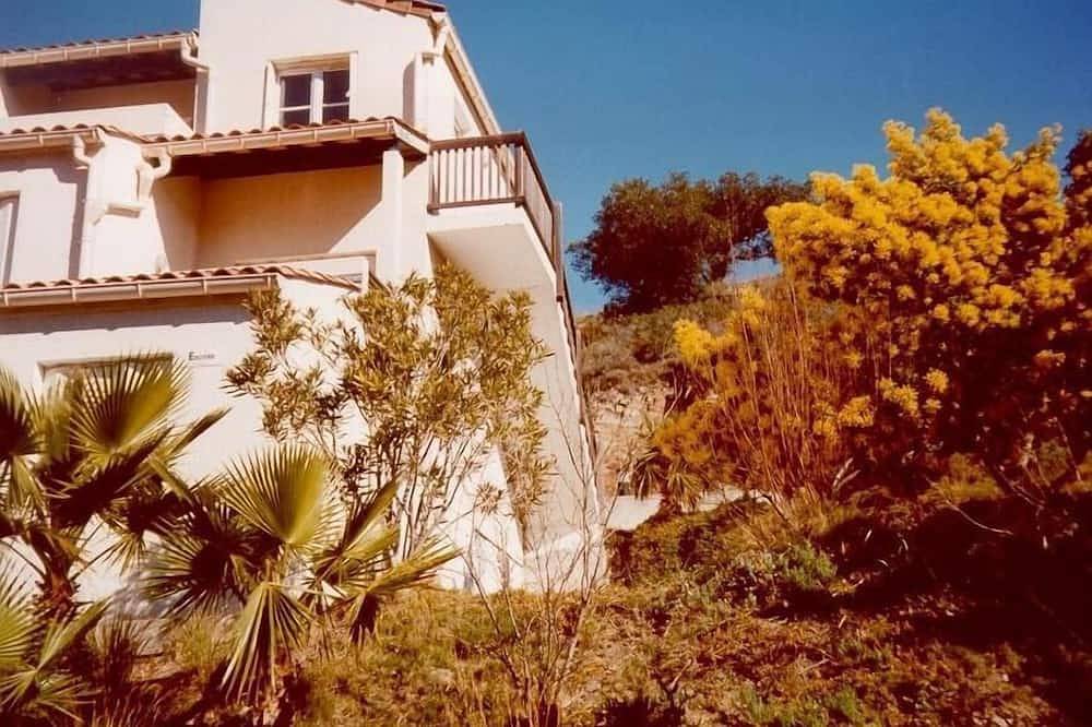 Appartement entier, Résidence privée en bord de mer avec tennis, piscine, boulodrome et restaurant. in Côte Vermeille, Cerbère