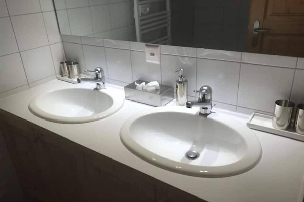 Ganze Wohnung, Helle und warme Wohnung für bis zu 4 Personen, im Erdgeschoss eines Chalets mit zwei Wohnungen. Es g in Saint Luc, Anniviers