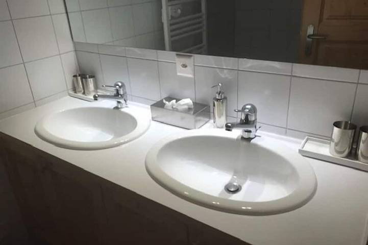 Ganze Wohnung, Helle und warme Wohnung für bis zu 4 Personen, im Erdgeschoss eines Chalets mit zwei Wohnungen. Es g in Saint Luc, Anniviers
