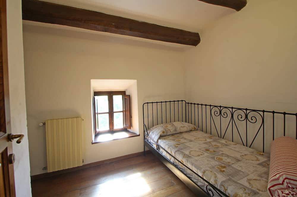 Private pool with hydromassage & shallow platform. Sleeping 6 (2 1/2 bathrooms) in Castiglione di Garfagnana, Garfagnana