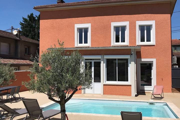 Location de vacances pour 15 personnes, avec Balcon à Trévoux