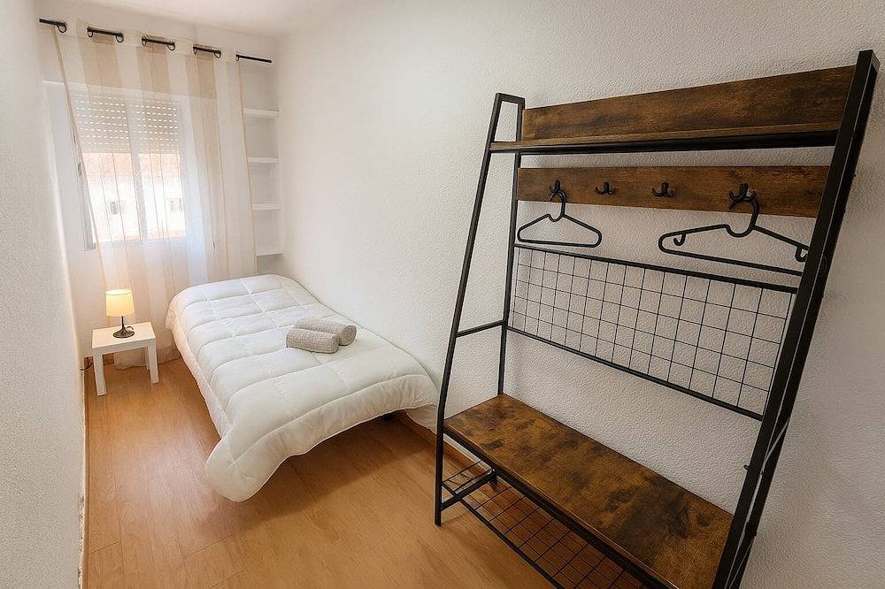 Entire apartment, Corporate or Formative Lodging 4 rooms / 6 beds in Coslada, Madrid Province