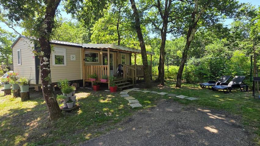 Camping pour 6 personnes, avec Terrasse et Jardin ainsi que Bassin pour enfant et Piscine