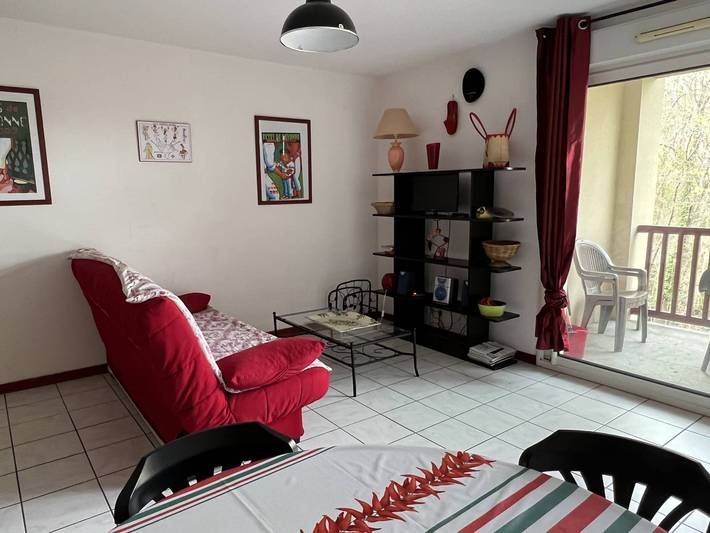 Entire apartment, Calm T2 Apartment with Terrace and Parking - Sleeps 3 in Cambo-les-Bains, Bayonne region