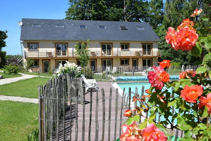 Gîte pour 4 personnes, avec vue et piscine ainsi que jardin et vue sur le lac à Vittefleur