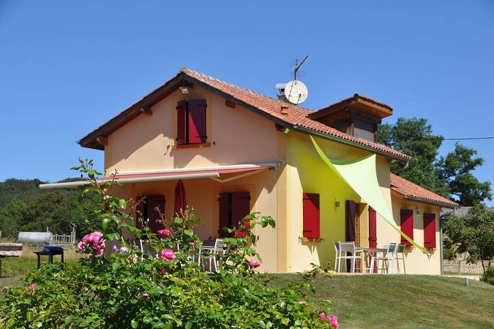 Gîte pour 5 personnes, avec Terrasse ainsi que Jardin et Piscine