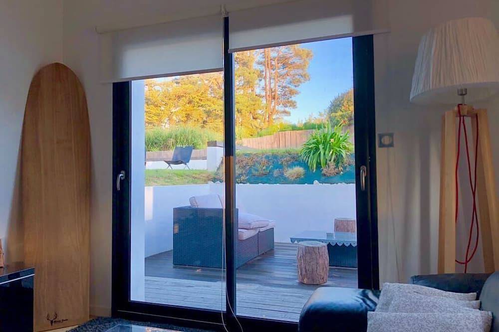 Architect house quiet with large terrace and garden 5 minutes from the beach in Locmaria, Côte des Mégalithes