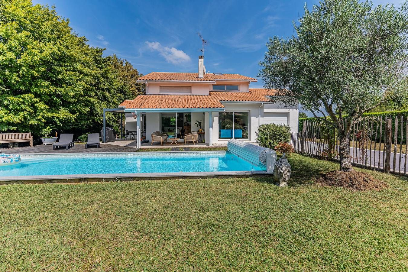 Villa "St Martin" with Private Pool, 2 Private Terraces & Wi-Fi in Pompignac, Bordeaux region