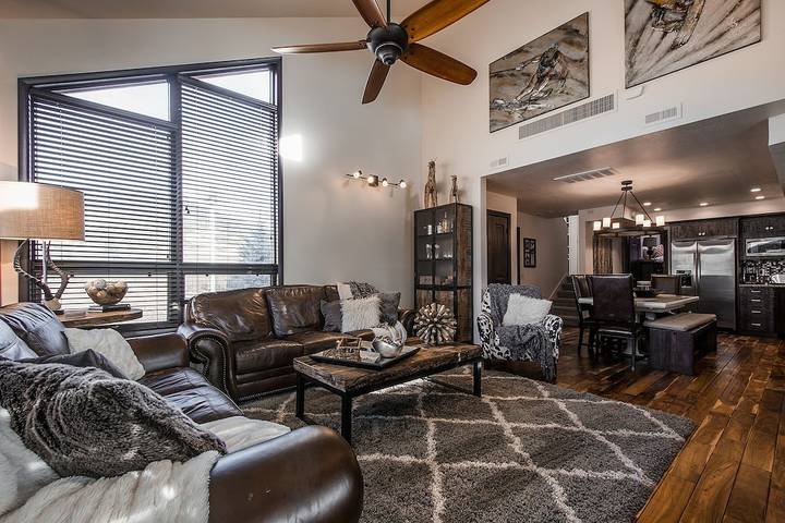 Vacation rental for 10 people, with hot tub and sauna as well as yard and pool in Park City UT