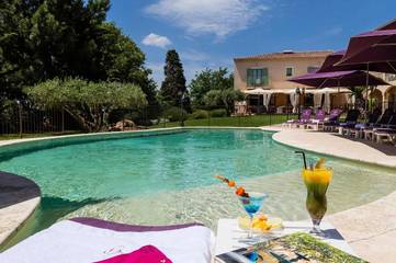 Hôtel pour 2 personnes, avec sauna et jardin ainsi que piscine et vue, animaux acceptés à Saint-Quentin-la-Poterie