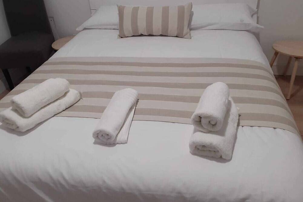 Entire apartment, Land. Beautiful apartment. Villa de Gredos in Navarredonda de Gredos, Ávila Region