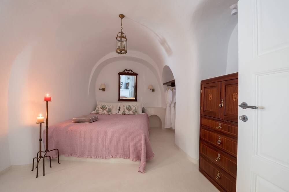 Entire apartment, Casa Santantonio - Senior Cave Apartment with outdoor Jacuzzi in Firostefani, Thera